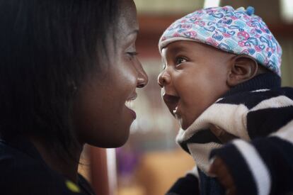 Esther nació con el VIH y dio positivo a la prueba de tuberculosis mientras estaba embarazada de su hijo, que ahora tiene cuatro meses. A través del proyecto Detect Child TB, esta joven madre comenzó el tratamiento contra la tuberculosis justo después de dar a luz y su hijo recibió una terapia preventiva.