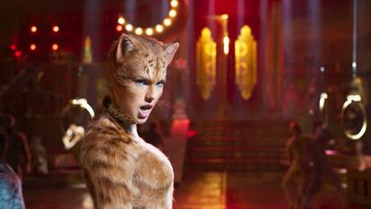 Taylor Swift, no papel da gata Bombalurina, da tribo Jellicles.