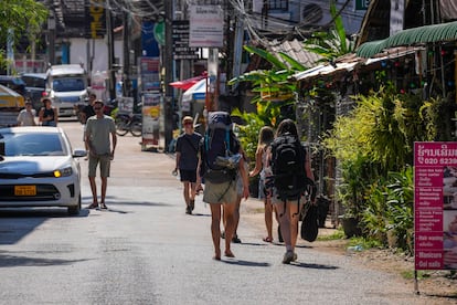 Turistas extranjeros caminan por Vang Vieng, en Laos, este viernes 22 de noviembre.