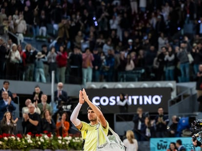 El tenista español Carlos Alcaraz tras ser derrotado ante el ruso Andrey Rublev en partido de cuartos de final del Mutua Madrid Open.