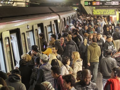 Colas en el metro, ayer, por la huelga.