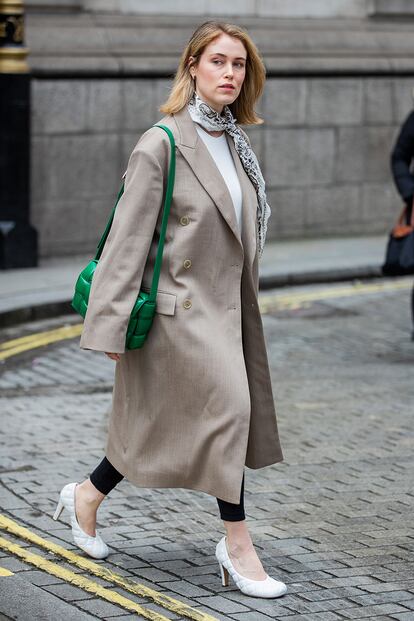 Un ejemplo más, también con zapatos altos y blancos, firmada por la estilista Annabel Rosendahl.