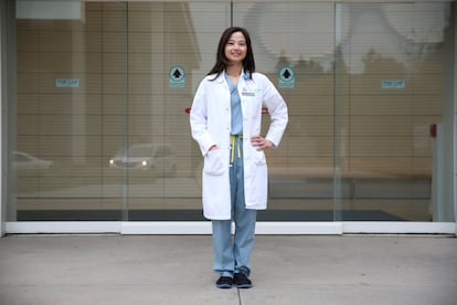 Tara McCannel, de 44 años, es profesora asociada de oftalmología y directora del Centro de Oncología Oftalmológica en el Instituto de Ojos Stein de la Escuela David Geffen de Medicina de la Universidad de California de Los Ángeles (UCLA). "Las mujeres se mantienen a un nivel más alto de conocimiento, de habilidades, de cómo van las prácticas clínicas" señala McCannel. En cambio, "las mujeres no pueden solo ser ellas mismas o solo pensar 'solo voy a hacer mi trabajo", y centrarse en él. McCannel añade: "Hay otras cosas que necesitan ser consideradas porque no es completamente igual a pesar de que las cosas estén mejorando".