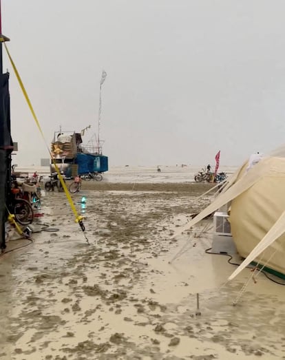 Algunas de las estructuras del festival bajo la lluvia, el 1 de septiembre.
