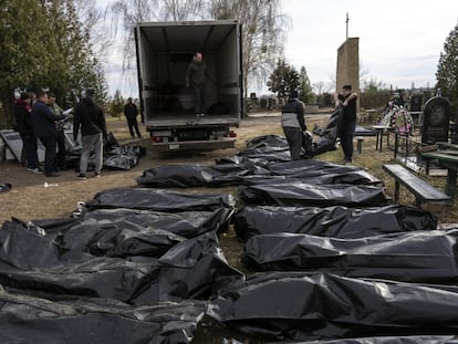 Trabajadores del cementerio introducen en un camión los cadáveres de civiles asesinados en la ciudad ucrania de Bucha, el pasado 6 de abril.