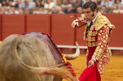 Morante de la Puebla entrando a matar a su primer toro.