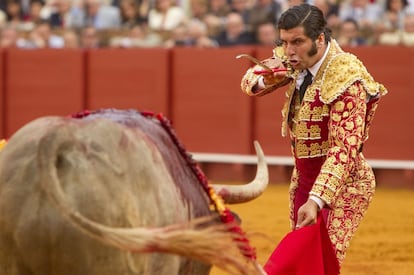 El torero Morante de la Puebla, entrando a matar un toro en 2023.