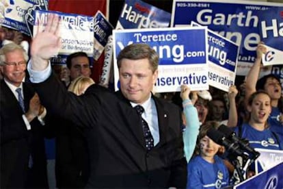 El candidato conservador canadiense, Stephen Harper, saluda a sus seguidores tras un mitin en Burlington.