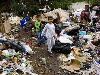 Dos niños en un campamento gitano en Cosilino, a las afueras de Roma.