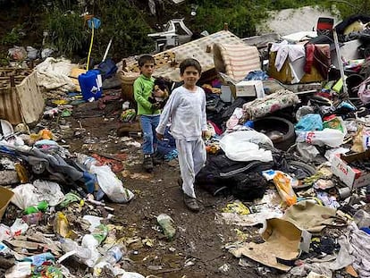 Dos niños en un campamento gitano en Cosilino, a las afueras de Roma.