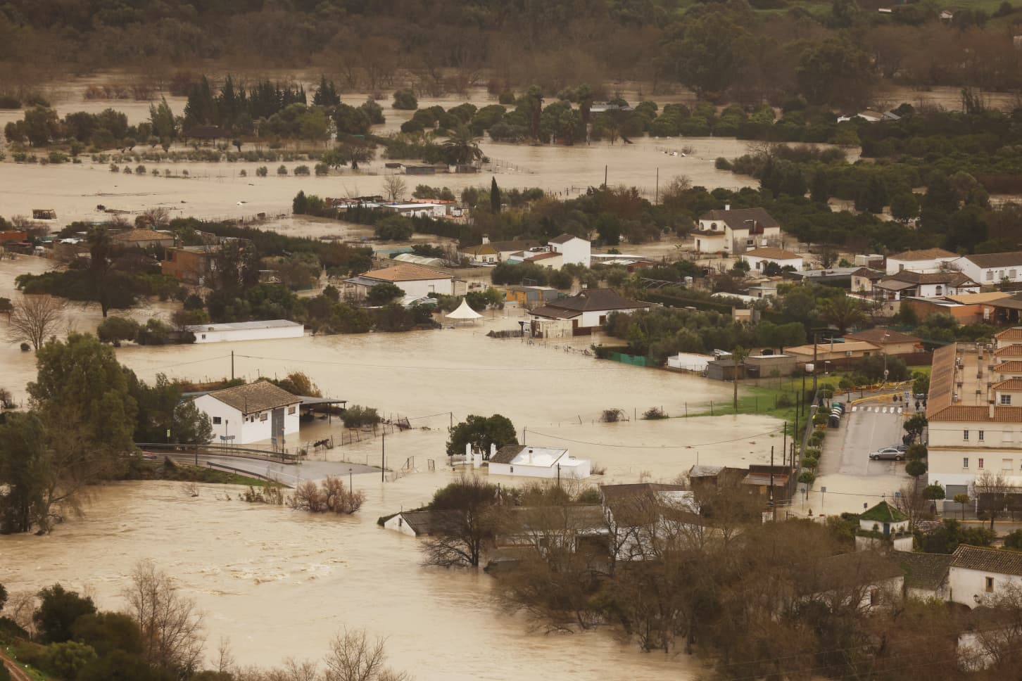 Inundaciones en la vega de Arcos de la Frontera por la crecida del río Guadalete y el desembalse de la presa.