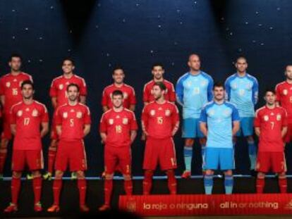 Los jugadores de la Roja, en la presentaci&oacute;n de la nueva equipiaci&oacute;n.