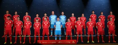 Los jugadores de la Roja, en la presentaci&oacute;n de la nueva equipiaci&oacute;n.