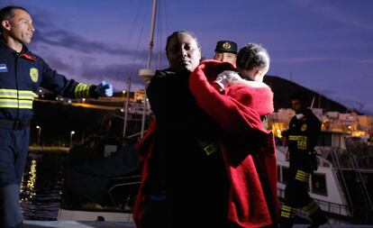 Una mujer desembarca en Gran Tarajal (Fuerteventura) con un bebé en brazos, en noviembre.