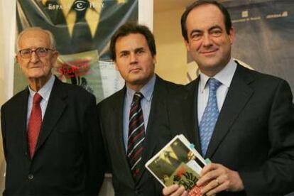 El teniente general José María Sáenz de Tejada, Francisco Medina (autor de <i>Memoria oculta del Ejército)</i> y José Bono, durante la presentación del libro en el Círculo de Bellas Artes.