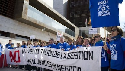 Los trabajadores del hospital de Manzanares se manifiestan contra su privatización frente a la Consejería de Sanidad de Castilla-La Mancha.