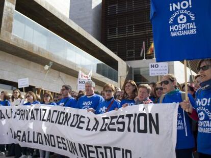 Los trabajadores del hospital de Manzanares se manifiestan contra su privatizaci&oacute;n frente a la Consejer&iacute;a de Sanidad de Castilla-La Mancha. 