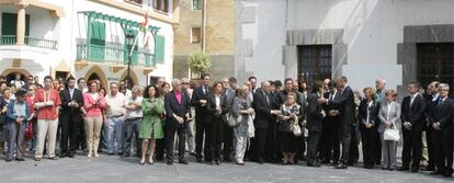 En Arrigorriaga, Rodolfo Ares atiende a la madre del polica asesinado, muy cerca del grupo donde conversan PatxI Lpez y el alcalde del municipio.