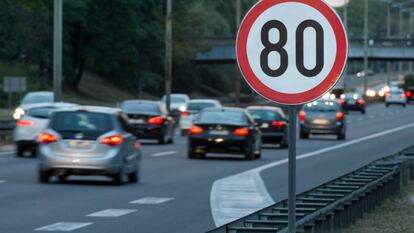 Un conductor se libra de pagar una multa de tráfico porque no había señal en la carretera