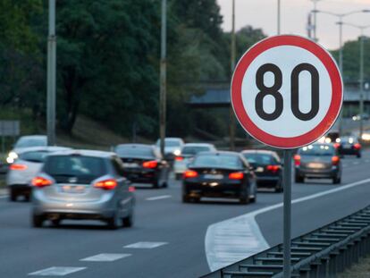 Un conductor se libra de pagar una multa de tráfico porque no había señal en la carretera