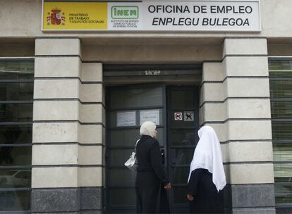 Dos mujeres entran en una oficina del Inem en Vitoria.