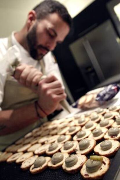 Un cocinero prepara canapés del menú de "La Última Cena" al siglo XXI, durante la presentación hoy del programa televisivo basándose en la aportación documental del historiador Miguel Ángel Almodóvar.