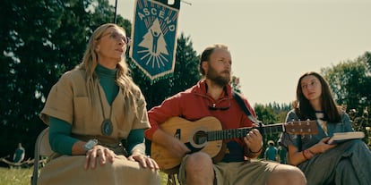 Toni Collette y Joshua Close, en el quinto episodio de 'Incontrolables'.