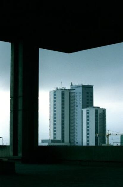 La vida és el que passa quan es van fent plans per a una altra cosa, creu la jove de l’obra de Miralles, infermera de l’Hospital de Bellvitge.