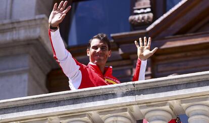 Nadal saluda desde el balcón del Ayuntamiento de Valencia.