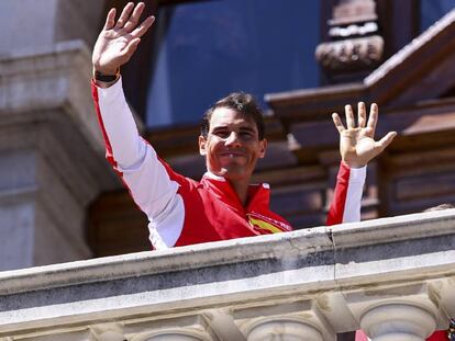 Nadal saluda desde el balcón del Ayuntamiento de Valencia.