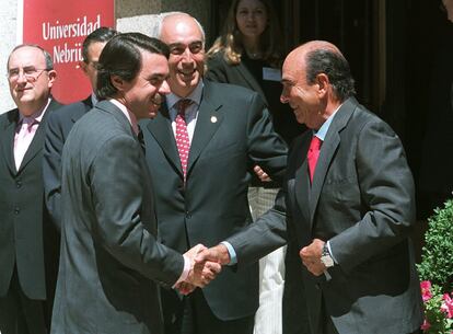 Botín saluda al presidente José María Aznar en la presentación del informe "La internacionalización de la empresa española como protagonista de la apertura de nuestra economía", celebrado en la Universidad madrileña Antonio de Nebrija, el 3 de junio de 2003.