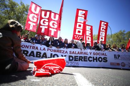 Miles de personas han participado este 1 de mayo en las 76 manifestaciones convocadas en toda España, por CCOO y UGT, en contra de la pobreza salarial y social y que, en esta ocasión, han servido para que los sindicatos pidieran a los ciudadanos el voto "masivo" en las próximas elecciones por un Gobierno de cambio. En la imagen, cabecera de la manifestación en Madrid.