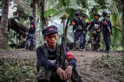 Tras el fracaso de las conversaciones, el presidente filipino declaró tanto al PCF, como a su rama armada, el NEP, organizaciones terroristas. En la foto, uno de los guerrilleros del NEP, al margen del grupo, sostiene un fusil.