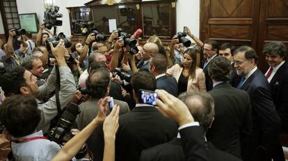 El presidente en funciones, Mariano Rajoy, ante los medios gráficos en el pasillo del Congreso.