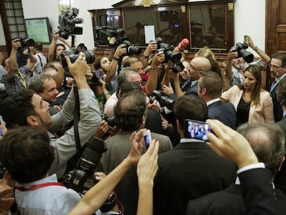 El presidente en funciones, Mariano Rajoy, ante los medios gráficos en el pasillo del Congreso.