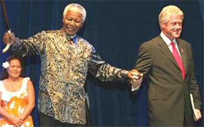 Nelson Mandela (izquierda) y Bill Clinton en la clausura de la Conferencia Mundial sobre el Sida en Barcelona.