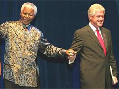 Nelson Mandela (izquierda) y Bill Clinton en la clausura de la Conferencia Mundial sobre el Sida en Barcelona.