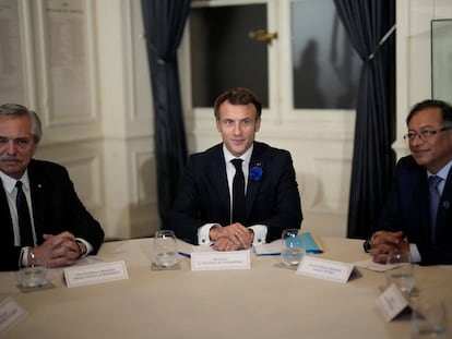 El presidente francés Emmanuel Macron en la reunión de este viernes con el presidente argentino Alberto Fernández y el colombiano Gustavo Petro, en el foro de la paz de París,