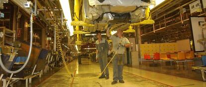 Trabajadores en una línea de producción de Opel en la planta de Figueruelas (Zaragoza)