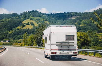 Una autocaravana circula por una autopista española.