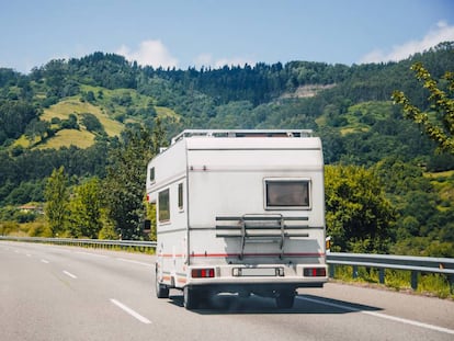 Una autocaravana circula por una autopista española.