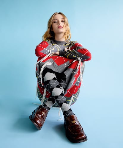 Vestido de lana con 'jacquard' Smiley y corazones, calcetines y mocasines, todo de MOSCHINO colección 'pre-fall'.
