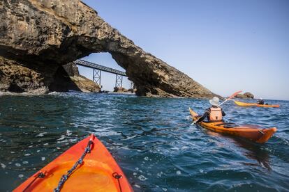 Arena blanca y aguas cristalinas, es posible formar parte del paisaje si es desde la bahía de Hendaya.