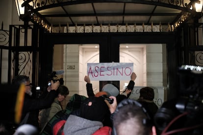 Un grupo de personas se manifiesta a las puertas de la casa del cirujano, el pasado 6 de septiembre.