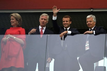 Los reyes Matilde (i) y Felipe (2-i) de Bélgica, el presidente de Francia, Emmanuel Macron (2-d), y el ministro de Exteriores belga, Didier Reynders (d), durante el partido.