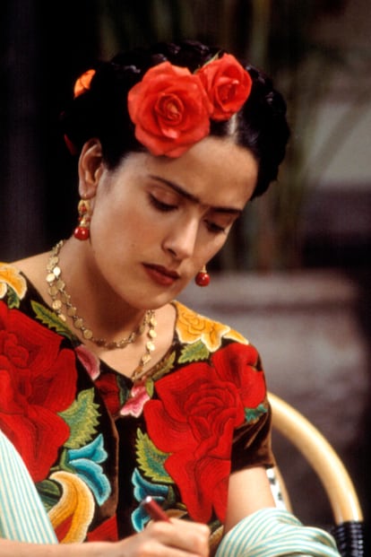 Nadie diría que no se trata de la auténtica Frida Khalo, sino de Salma Hayek.