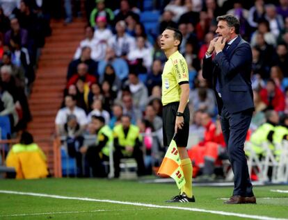  El entrenador del Málaga, Míchel González, da indicaciones a sus jugadores durante el partido ante el Real Madrid.