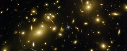 Cúmulo galáctico a redshift 0.1756. Ésta es una de las imágenes más espectaculares de este cúmulo tomadas con la cámara avanzada del telescopio espacial Hubble.