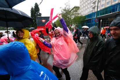 Varias de las mujeres que han participado en la carrera han sido acompañadas por sus parejas, amigos o conocidos.