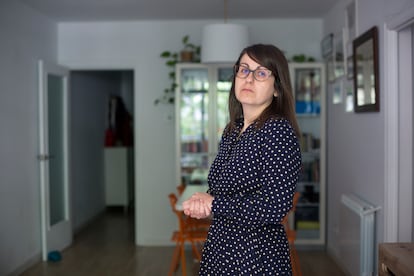 María Páez, víctima de abusos sexuales de pequeña por parte de su primo, retratada en su casa, en Barcelona.